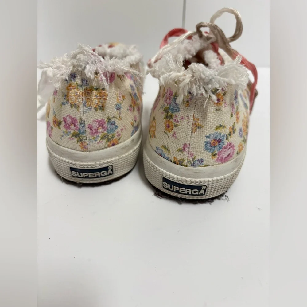 Superga White Floral Canvas Low Top Lace-Up Sneakers Logo Accent Rubber Sole 9.5
